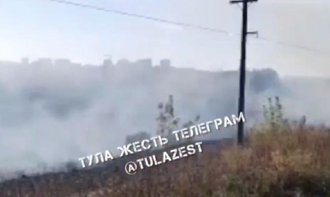 На улице Приупской в Туле загорелась трава