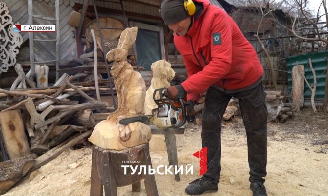 Житель Алексина бензопилой вырезает фигуры животных из старых упавших деревьев