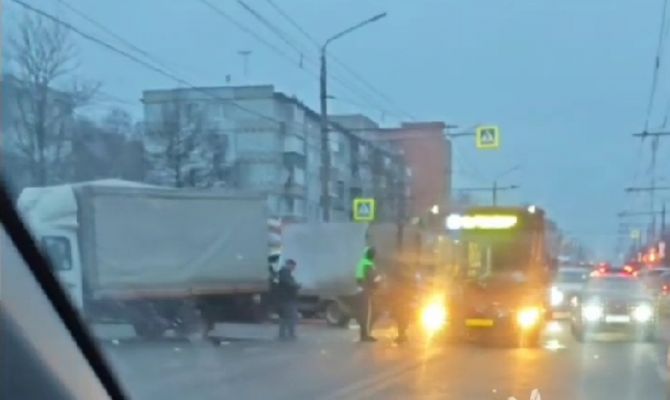Пассажирский автобус попал в ДТП на улице Пузакова в Туле