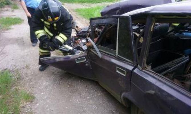 В Кимовске легковушка столкнулась с КамАЗом: пострадавшего извлекали спасатели