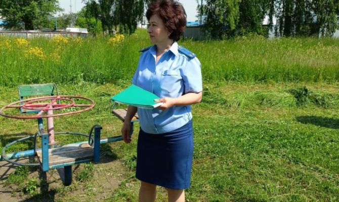 Ребенок заблудился в бурьяне на детской площадке: прокуратура проверила информацию