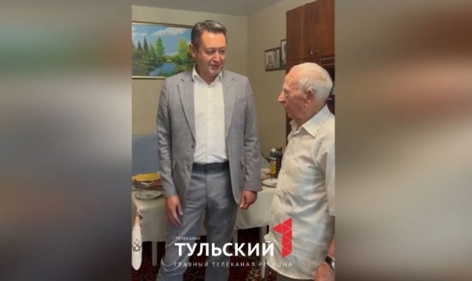 Ветерану из Новомосковска провели интернет и подарили умную колонку