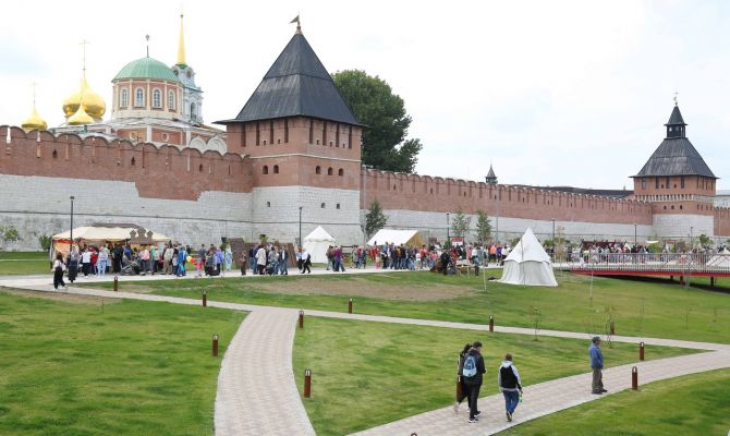 Бэтмобиль, угощения и награды: туляки широко отметили 875-летие родного города