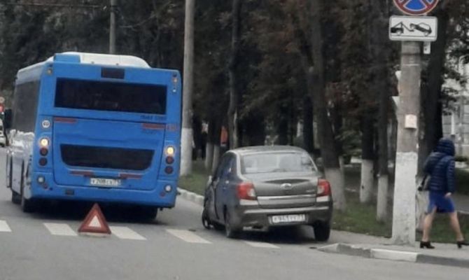 В Туле автобус протаранил легковой автомобиль