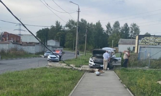 В Туле "лексус" въехал в столб