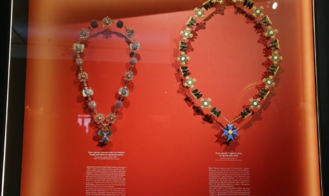 В Туле представили драгоценные ордена из разных стран мира