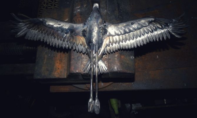 Туляк выковал металлического журавля для монумента в память о погибших на СВО