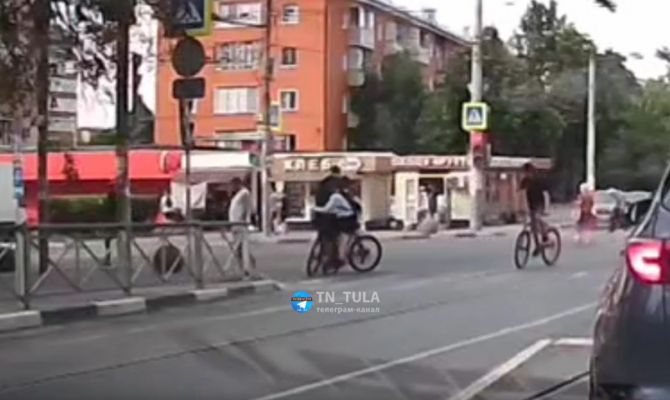 На перекрёстке в центре Тулы не разъехались велосипедист и самокат