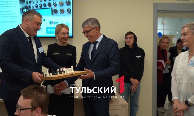 Дмитрию Миляеву подарили самодельные шахматы