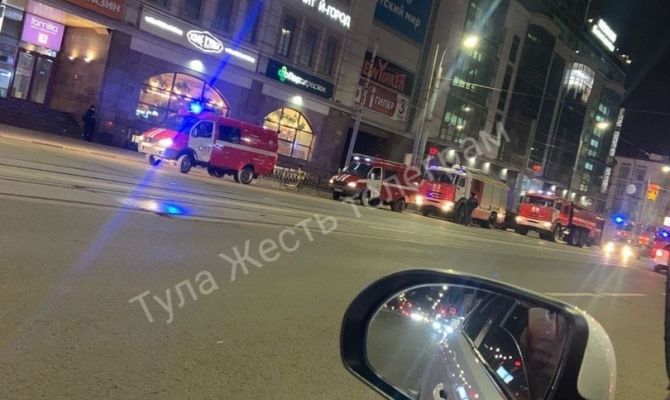 У ТЦ «Гостиный двор» в Туле заметили несколько пожарных машин