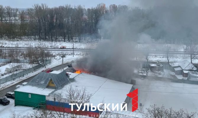На улице Калинина в Туле загорелся жилой дом: видео