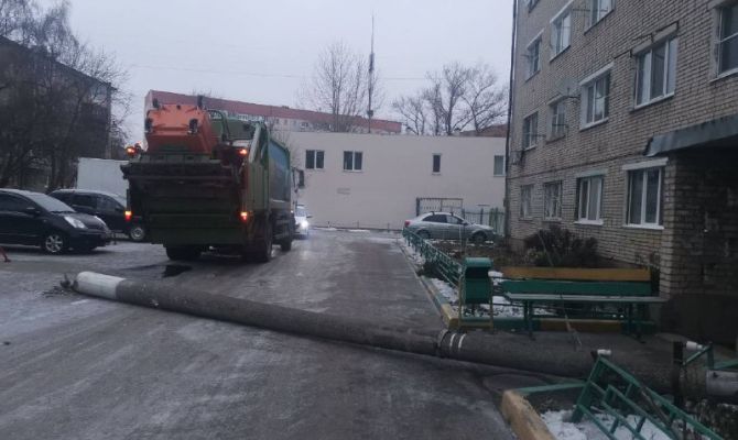 В Туле на улице Кауля мусоровоз сбил столб