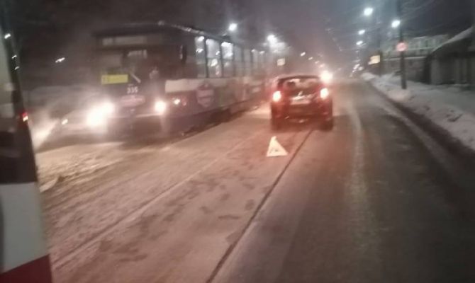 В Туле две машины столкнулись на трамвайных путях и перекрыли движение общественного транспорта