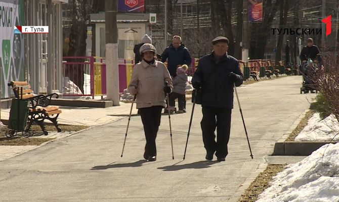 Для тульских пенсионеров проводят бесплатные занятия по скандинавской ходьбе