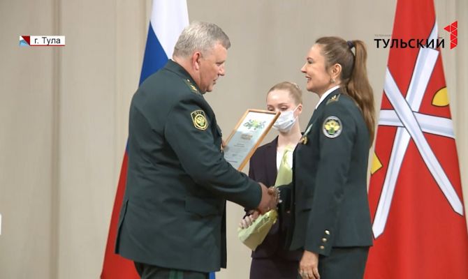 В Туле отличившихся таможенников наградили в день 30-летия ведомства