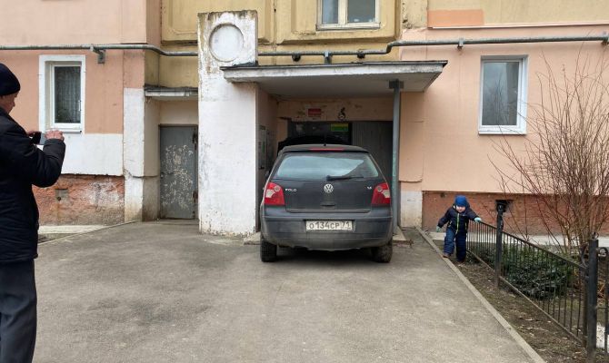 Туляк чуть не заехал в подъезд многоэтажки на машине