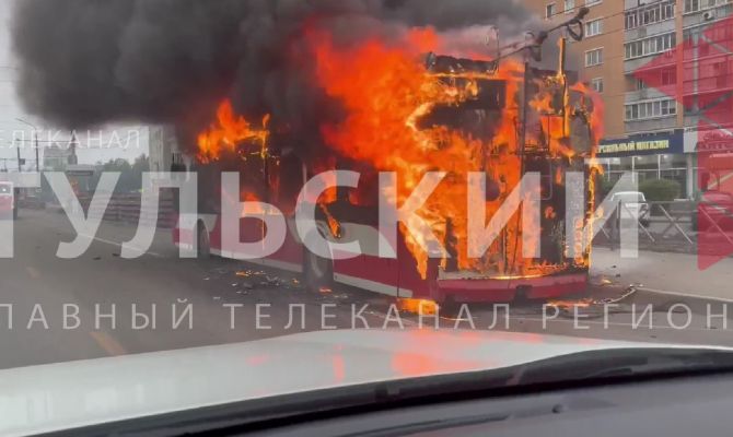 На проспекте Ленина в Туле сгорел троллейбус
