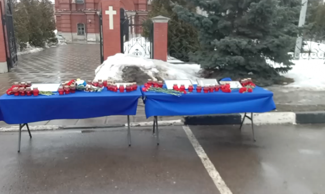 Возле Успенского собора в Туле образовался стихийный мемориал в память жертв теракта