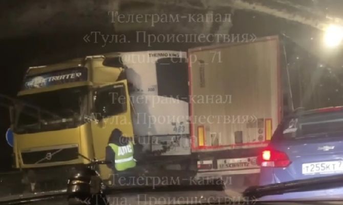 Фура и легковушка столкнулись под Киреевском: очевидцы сообщают о погибшем