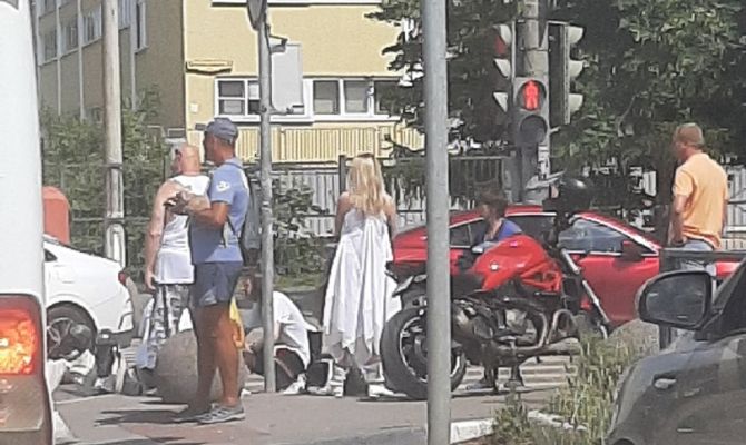 Водителя мотоцикла госпитализировали после ДТП на улице Демонстрации в Туле