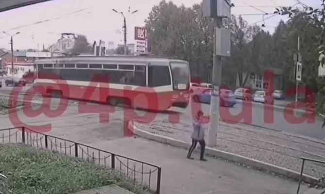 В Туле трамвай сбил женщину с младенцем на руках: малыш находится в тяжелом состоянии