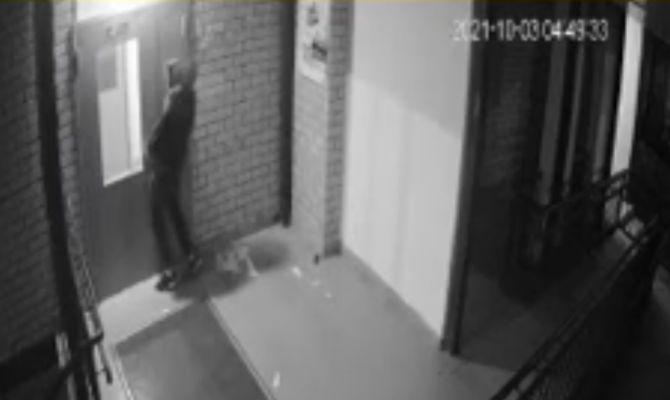 В Туле мужчина попытался открыть дверь подъезда своим смартфоном