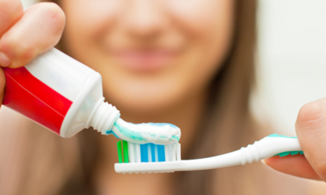 Как почистить зубы и не остаться без эмали: советы стоматологов
