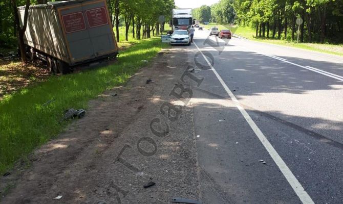 В Тульской области дальнобойщик врезался в дерево