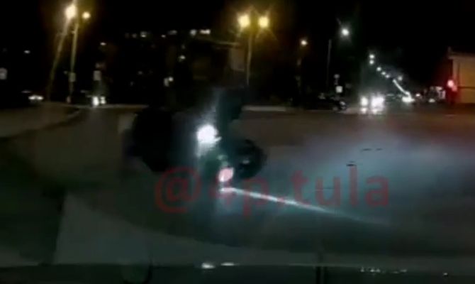 «Чудеса на виражах»: в Новомосковске водитель не вписался в поворот и перевернул машину