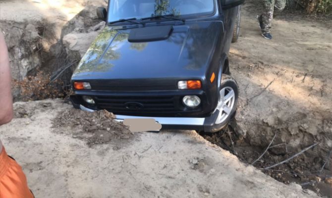 В Кондуках "Нива" провалилась в разлом