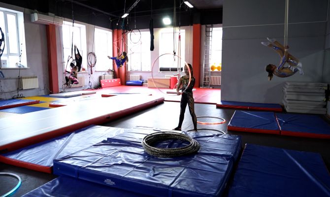 Тульская циркачка первая в России исполнила трюк с 15 обручами на высоте 5 метров