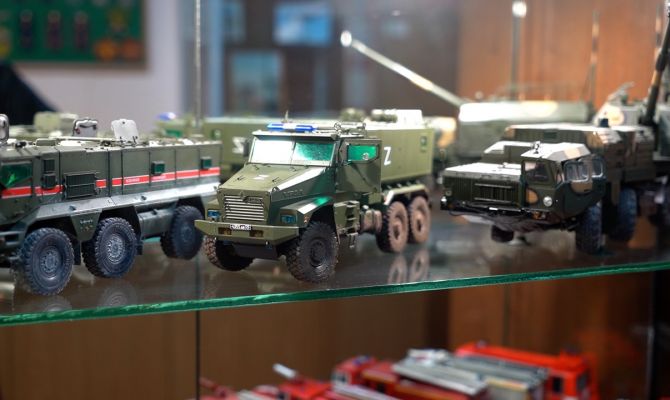 Тульский спасатель собрал служебную машину в 43 раза меньше оригинала