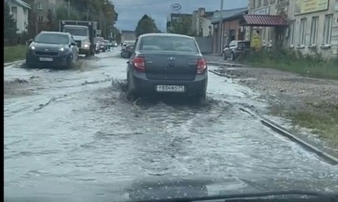 Озеро Маяковское или речка Маяковка: в Новомосковске после дождя затопило дорогу