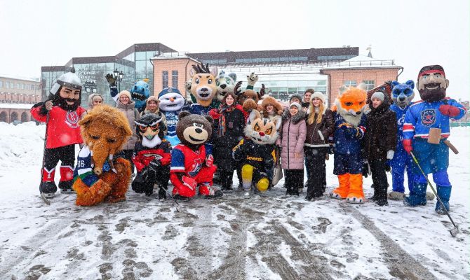 Мамонт, снеговик и богатырь: центр Тулы "захватили" талисманы хоккейных команд