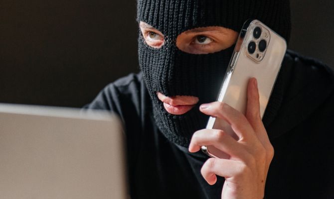 Женщина из Одоева и туляк перевели мошенникам по 698 тысяч рублей