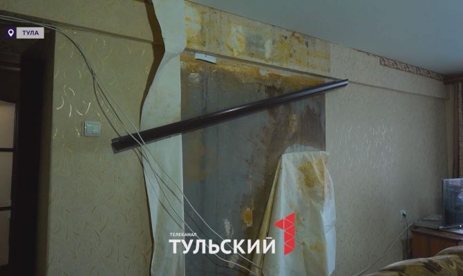 В Туле из-за протечки крыши в пятиэтажке образовался водопад