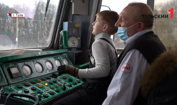 Мечта сбылась: перед Новым годом 6-летний мальчик из Алексина стал машинистом поезда