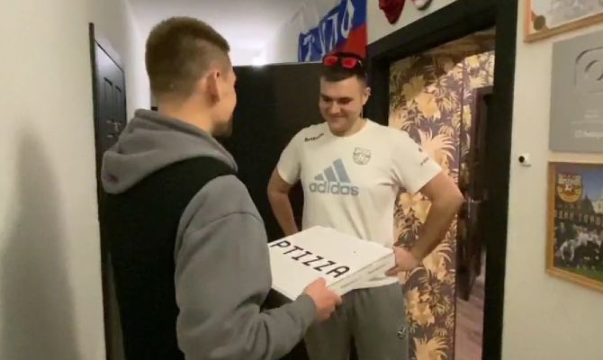 Кирилл Панченко принес пиццу голодающему болельщику "Арсенала"
