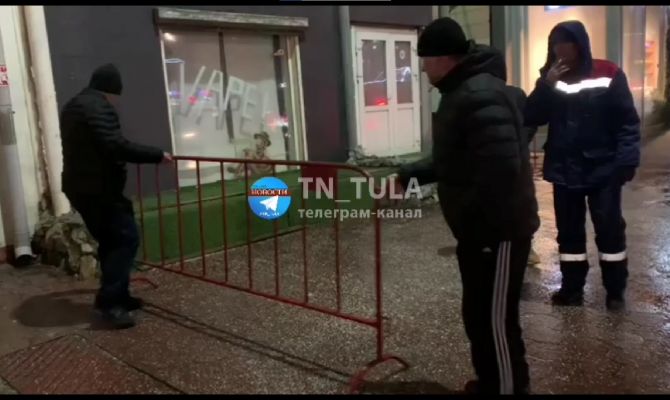 В Туле оградили тротуар у военного госпиталя после пожара