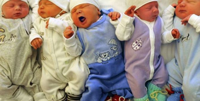 От "демографической ямы" России предлагают спасать работой, пособиями и жильем