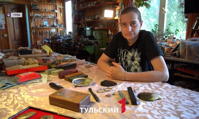 Тулячка возродила 300-летнюю технику рисования металлом по дереву