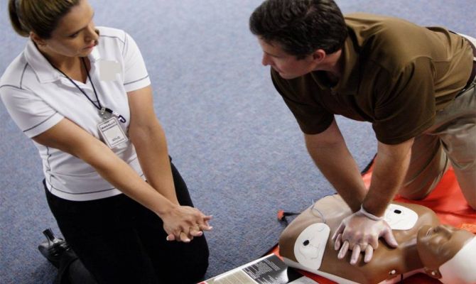 Всех россиян научат приемам первой медицинской помощи