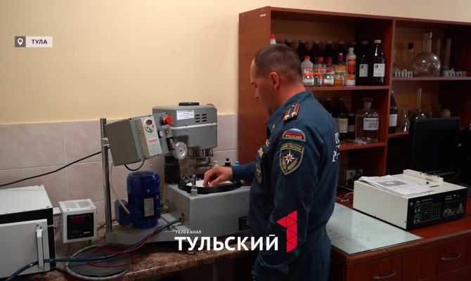 Сотрудники пожарной лаборатории МЧС показали "изнанку" своей работы