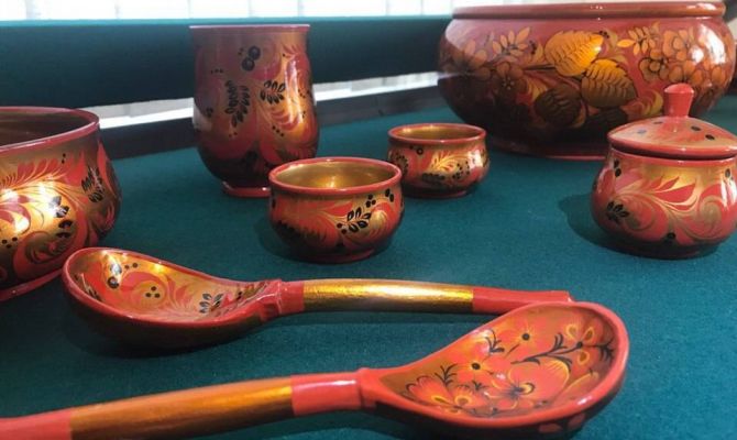 Золотые цветы: в Туле открылась выставка хохломской росписи