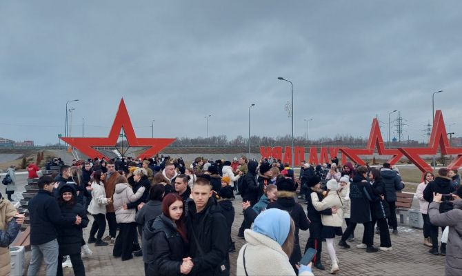 250 туляков станцевали «Случайный вальс» в память о победе в Сталинградской битве