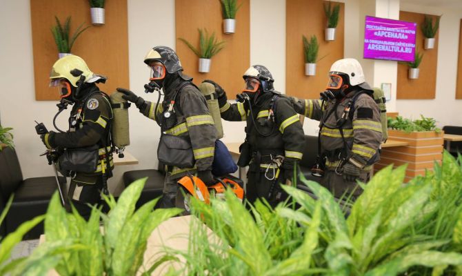 «Загорелся торговый центр»: в Туле прошли учения сотрудников МЧС