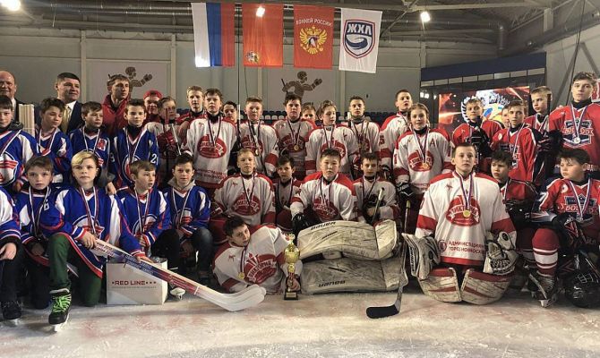 Алексей Дюмин поздравил с победой юных хоккеистов из Новомосковска