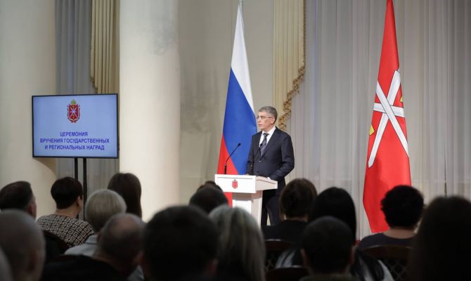 Губернатор Дмитрий Миляев наградил военнослужащих и сотрудников оборонных предприятий