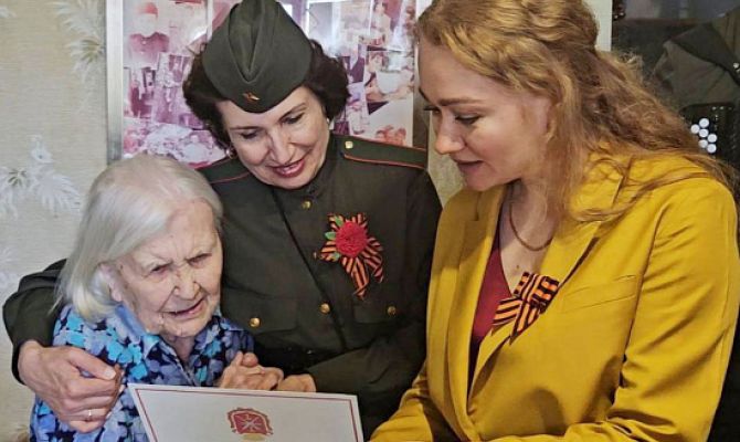 Ветеранам Великой Отечественной войны в Мариуполе вручили подарки от Тульской области