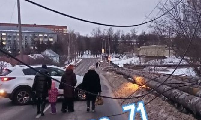 В Туле мусоровоз оборвал провода